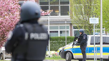 Am Freitag sicherten bewaffnete Polizisten die Klinik in Pinneberg w&auml;hrend der Durchsuchung. (Archivbild)