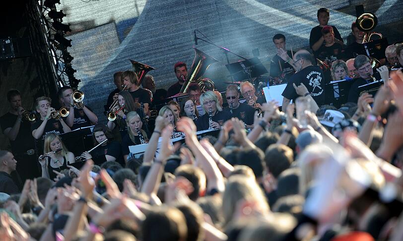 Am Mittwoch kamen die meisten Fans schon angereist, um am Donnerstag das größte Metal-Festival der Welt zu feiern. Aufgrund von Regenfällen waren Teile des Festivalgeländes noch ziemlich matschig - doch wen störts? Die Metall-Fans jedenfalls nicht! Die Bilder von Anreise und erstem Abend
