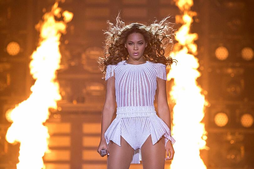 Beyoncé reist für ihre Tour mit drei Koffern voller Haarteile, Perücken und Clip-in-Extensions. Wie viele Koffer sie wohl für ihre extravaganten Kostüme und ausladenden Kleider braucht, die sie am 22. Mai mit in die ausverkaufte Olympiahalle bringt[/GRUNDTEXT]?