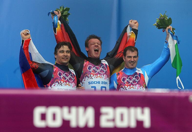 Ganz oben auf dem Podest: Olympiasieger Felix Loch mit Albert Demtschenko (Silber) und Armin Zöggeler (Bronze).