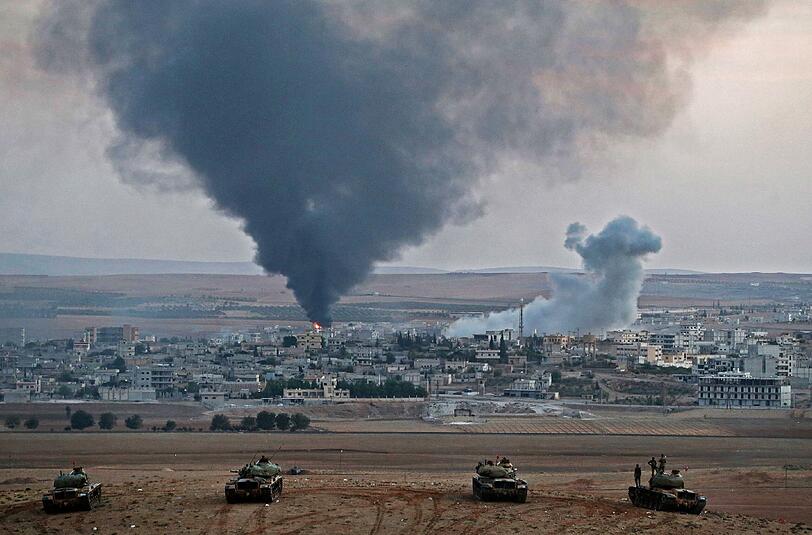 Aus sicherer Entfernung beobachten die Besatzungen von türkischen Panzern die Kämpfe in Kobane.