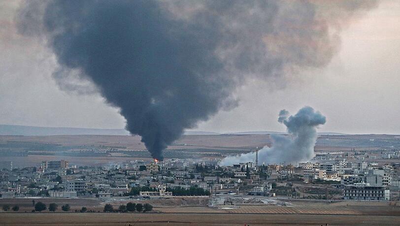 Aus sicherer Entfernung beobachten die Besatzungen von türkischen Panzern die Kämpfe in Kobane. Aus sicherer Entfernung beobachten die Besatzungen von türkischen Panzern die Kämpfe in Kobane.