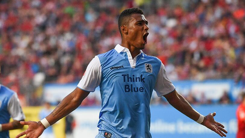 Mit 12 Toren hat Rubin Okotie die Hälfte aller Ligatreffer in dieser Saison für den TSV 1860 München erzielt. Mit 12 Toren hat Rubin Okotie die Hälfte aller Ligatreffer in dieser Saison für den TSV 1860 München erzielt.