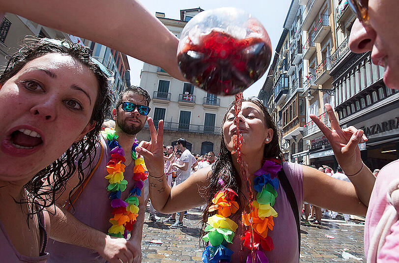 Fans und Demonstranten auf dem Sanfermines-Festival 2015 in Pamplona.