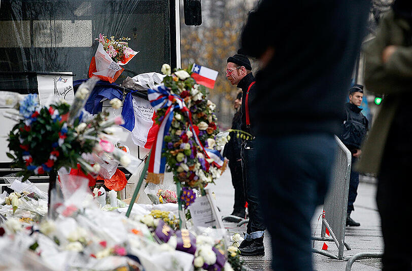 Knapp einen Monat nach den Pariser Anschlägen trauern die Eagles of Death Metal vor dem Bataclan um die Opfer.