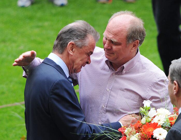 Tränenreicher Abschied im Mai 2008: Trainer Ottmar Hitzfeld (l.) und Bayern-Präsident Uli Hoeneß.
