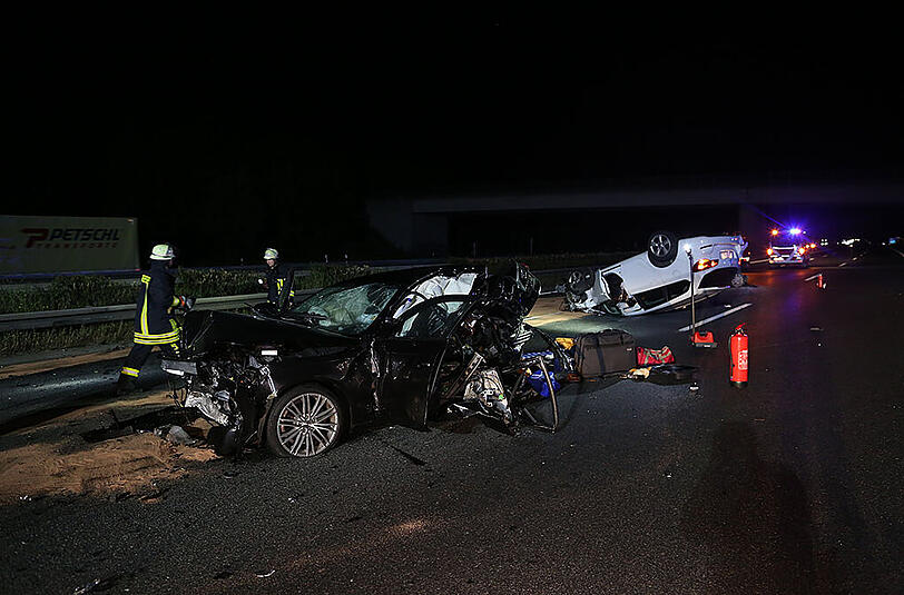 Trümmerfeld auf der A3: Am späten Mittwochabend waren hier mehrere Fahrzeuge an drei Unfällen beteiligt. Die Bilder aus Erlangen.
