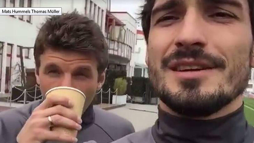Die Cappuccino-Liebhaber Thomas Müller (links) und Mats Hummels planen einen Wettkampf. Die Cappuccino-Liebhaber Thomas Müller (links) und Mats Hummels planen einen Wettkampf.