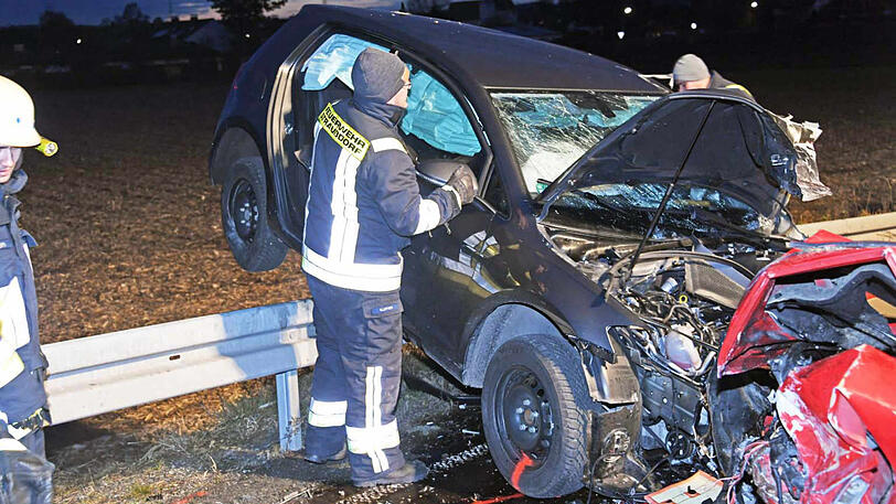Bilder vom Unfallort in Grafing: Beide Autos wurden bei dem Zusammenstoß komplett zerstört.