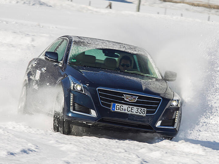 Gefahrloses Driften auf der schneebedeckten Wiese