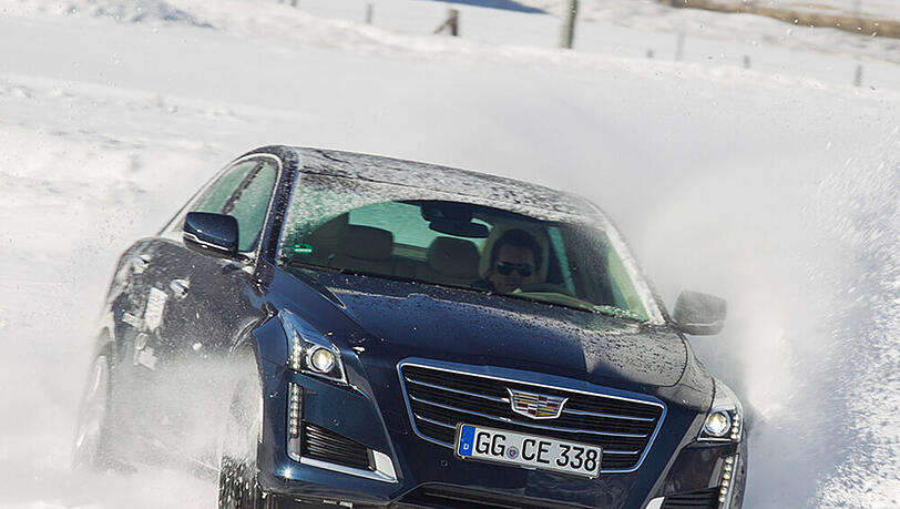 Gefahrloses Driften auf der schneebedeckten Wiese Gefahrloses Driften auf der schneebedeckten Wiese