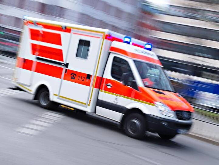 Ein Rettungswagen fährt mit Blaulicht (Aufnahme mit langer Belichtungszeit). Foto: Nicolas Armer/dpa/Symbolbild