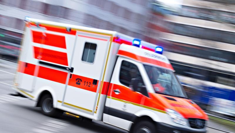 Ein Rettungswagen fährt mit Blaulicht (Aufnahme mit langer Belichtungszeit). Foto: Nicolas Armer/dpa/Symbolbild Ein Rettungswagen fährt mit Blaulicht (Aufnahme mit langer Belichtungszeit). Foto: Nicolas Armer/dpa/Symbolbild