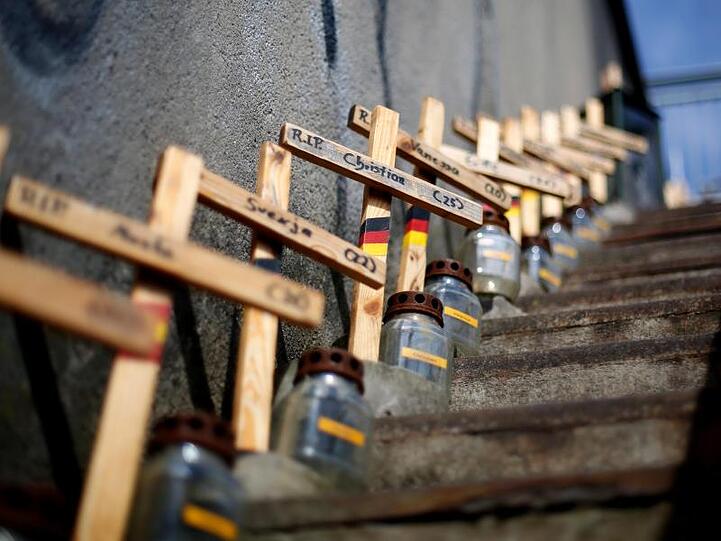 Holzkreuze für die 21 Opfer der Loveparade an einer Treppe der Gedenkstätte für die Loveparadeopfer.