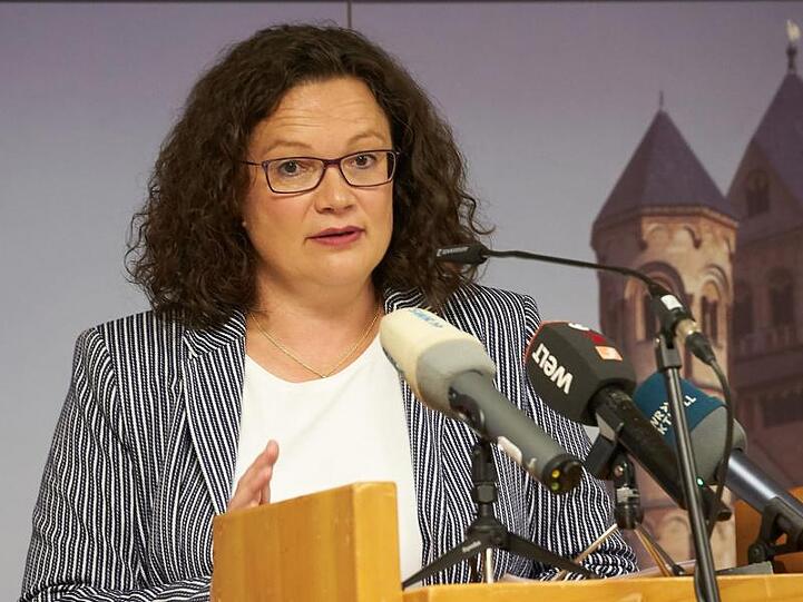 Andrea Nahles, ehemalige Vorsitzende der SPD, bei ihrem Vortrag im Kloster Maria Laach in der Eifel.