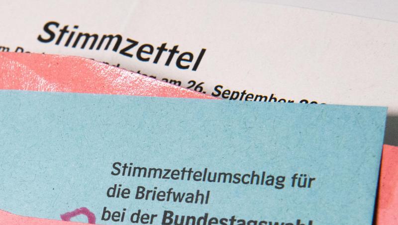 Ein Muster von einem Stimmzettelumschlag für die Briefwahl liegt auf einem Tisch.