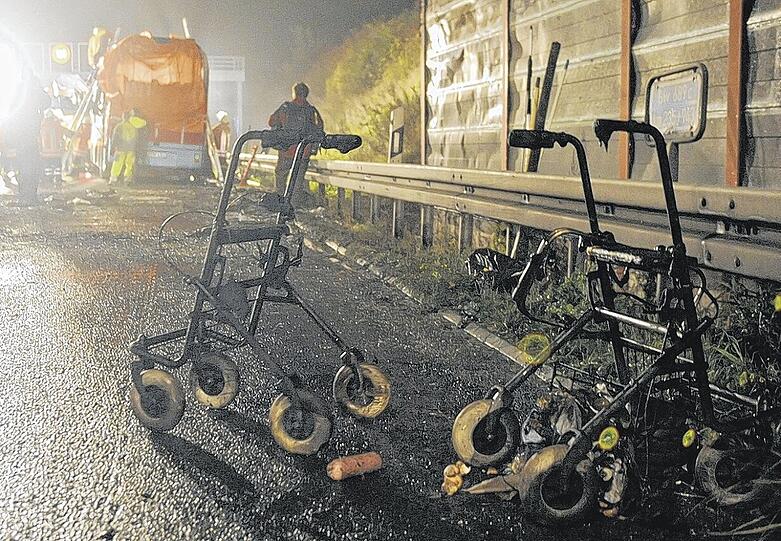 Makaberes Überbleibsel des Bus-Unglücks auf einer Autobahn in Niedersachsen sind die beiden Gehhilfen von mitgereisten Senioren.