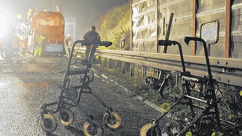 Makaberes Überbleibsel des Bus-Unglücks auf einer Autobahn in Niedersachsen sind die beiden Gehhilfen von mitgereisten Senioren. Makaberes Überbleibsel des Bus-Unglücks auf einer Autobahn in Niedersachsen sind die beiden Gehhilfen von mitgereisten Senioren.