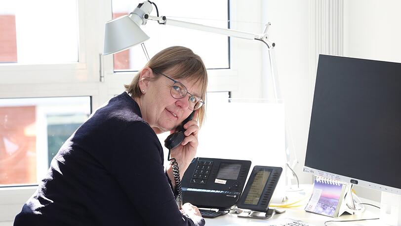 "Erzählen Sie mal, was Ihnen passiert ist": Ulrike Dahme sitzt seit dem Abend nach der Todesfahrt am Krisentelefon der Telefonseelsorge.