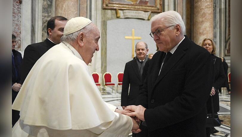 Frank-Walter Steinmeier und der verstorbene Papst Franziskus (l.) bei einem Treffen im Januar 2023.