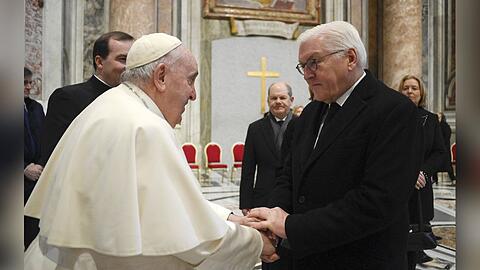 Frank-Walter Steinmeier und der verstorbene Papst Franziskus (l.) bei einem Treffen im Januar 2023.