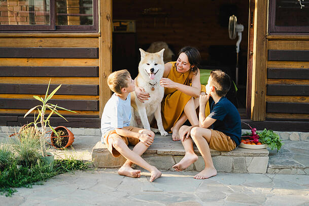Ob beim Kuscheln oder Entdecken – kleine Rituale und gemeinsame Abenteuer im Urlaub stärken die Beziehung zwischen Mensch und Hund nachhaltig. Ob beim Kuscheln oder Entdecken – kleine Rituale und gemeinsame Abenteuer im Urlaub stärken die Beziehung zwischen Mensch und Hund nachhaltig.
