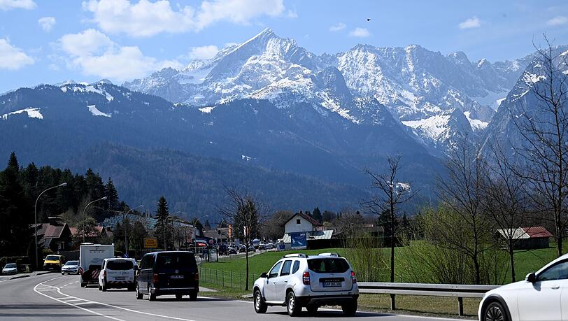 Wenn es die Menschen in die Berge zieht, wird es eng auf den Parkplätzen.