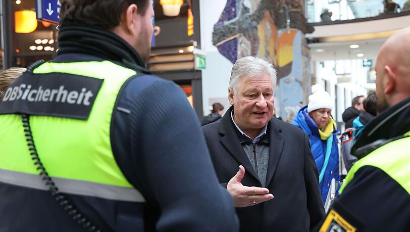 Martin Burkert nahm am N&uuml;rnberger Bahnhof an der Schweigeminute f&uuml;r den get&ouml;teten Zugbegleiter teil.