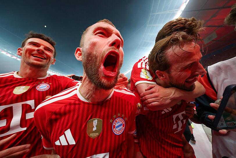 Pokal-Ekstase bei Laimer (M.) und seinen Bayern-Kollegen.