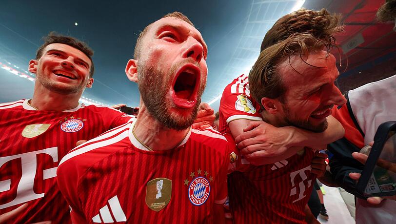 Pokal-Ekstase bei Laimer (M.) und seinen Bayern-Kollegen. Pokal-Ekstase bei Laimer (M.) und seinen Bayern-Kollegen.
