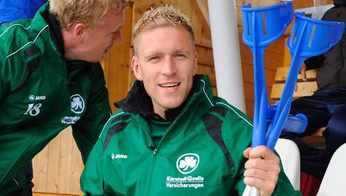 "Nicht unterkriegen lassen": Christian Rahn mit Krücken. "Nicht unterkriegen lassen": Christian Rahn mit Krücken.