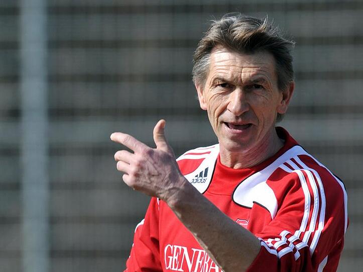 Tritt heute nicht zu Hause, sondern auswärts an: Haching-Coach Klaus Augenthaler.