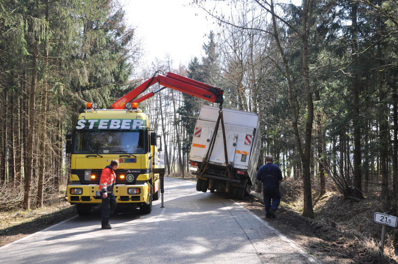 Am Mittwochmittag kam ein Lkw-Fahrer mit seinem Gefährt auf das Bankett und landete daraufhin im Graben.