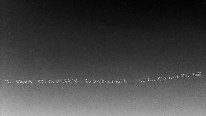 "Es tut mir leid, Daniel Clowes", schrieb Shia LaBeouf in den Himmel über L.A. "Es tut mir leid, Daniel Clowes", schrieb Shia LaBeouf in den Himmel über L.A.