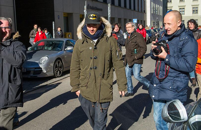 Nach seinem Auto-Unfall: Felix Neureuther verlässt die Arztpraxis von Hans-Wilhelm Müller-Wohlfahrt.