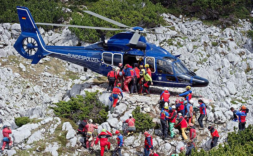 Ein Helikopter der deutschen Bundespolizei startet am Untersberg bei Marktschellenberg nahe des Einstiegs der Riesending-Schachthöhle. An Bord befindet sich der verletzte Höhlenforscher Johann Westhauser.