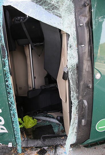 Bei einem Unfall auf der A94 krachte am Montag ein Lkw auf die Seite. Die Autobahn musste gesperrt werden.