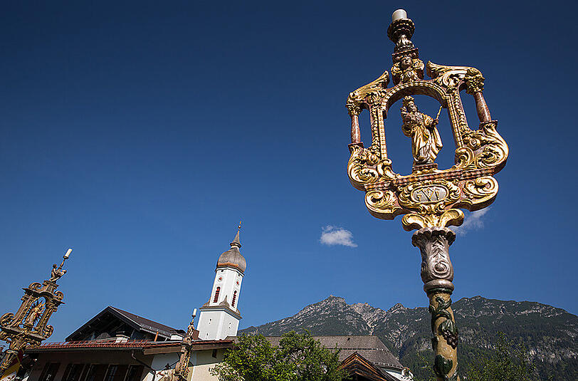 Katholiken ziehen zur Fronleichnamsprozession durch die Gemeinde Garmisch-Partenkichen.