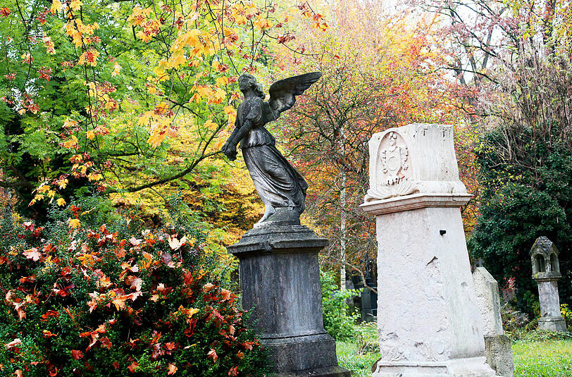 esonders jetzt im Herbst mit seinen farbenprächtigen Blättern ist der Alte Südfriedhof einen &ndash; gerne auch ausgedehnten &ndash; Spaziergang wert.