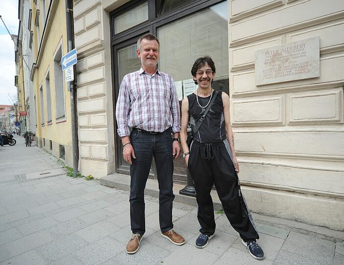 Sie kümmern sich um die Obdachlosen in der Teestube Komm: Franz Herzog (links) und sein Mitarbeiter Pietro.