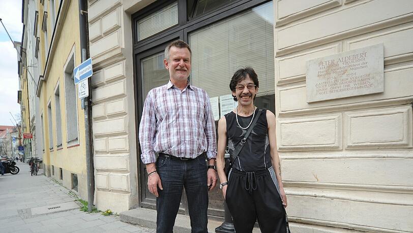 Sie kümmern sich um die Obdachlosen in der Teestube Komm: Franz Herzog (links) und sein Mitarbeiter Pietro. Sie kümmern sich um die Obdachlosen in der Teestube Komm: Franz Herzog (links) und sein Mitarbeiter Pietro.