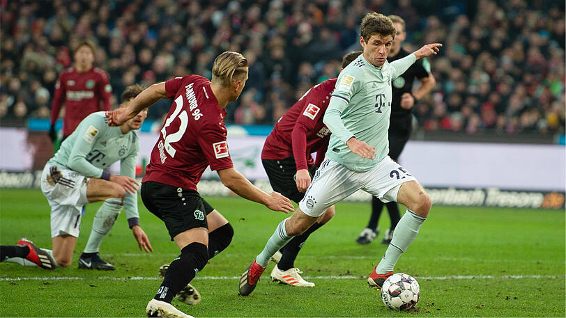 THOMAS MÜLLER, NOTE 3: Sah Rot für seinen Kung-Fu-Tritt in Amsterdam (inklusive Entschuldigung). Feierte in Hannover Jubiläum, machte sein 300. Bundesliga-Spiel, alle natürlich für den FC Bayern. Vergab ziemlich frei die Chance zum 2:0 &ndash; Rücklage, drüber (19.). Ein sehenswerter Kopfball verfehlte nur knapp das Tor. Ein Jubiläumstreffer war ihm nicht vergönnt, musste dann raus (79.).