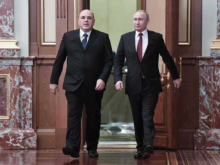 Michail Mischustin (l) hat im Beisein von Wladimir Putin sein neues Kabinett vorgestellt.