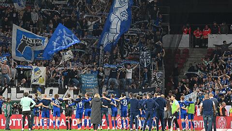 Blau-Weiß in Rheinhessen: Die Schalker Fans und Mannschaft feiern den Sieg in Mainz.