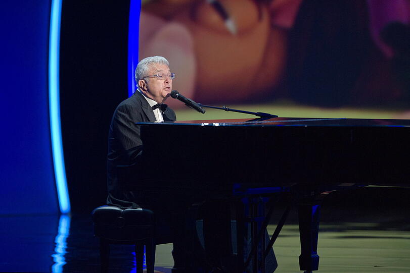 Randy Newman hat ein schlechtes Gehör und eine höchstens mittelmäßige Gesangsstimme. Und doch biegt sich sein Kaminsims unter Auszeichnungen.