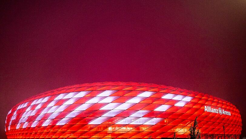 Die Allianz Arena ist mit dem Schriftzug "Danke Franz" beleuchtet.