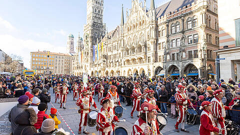 Auf dem Marienplatz hat der Faschinsumzug der Damischen Ritter sein Finale. Danach wird hier weitergefeiert.