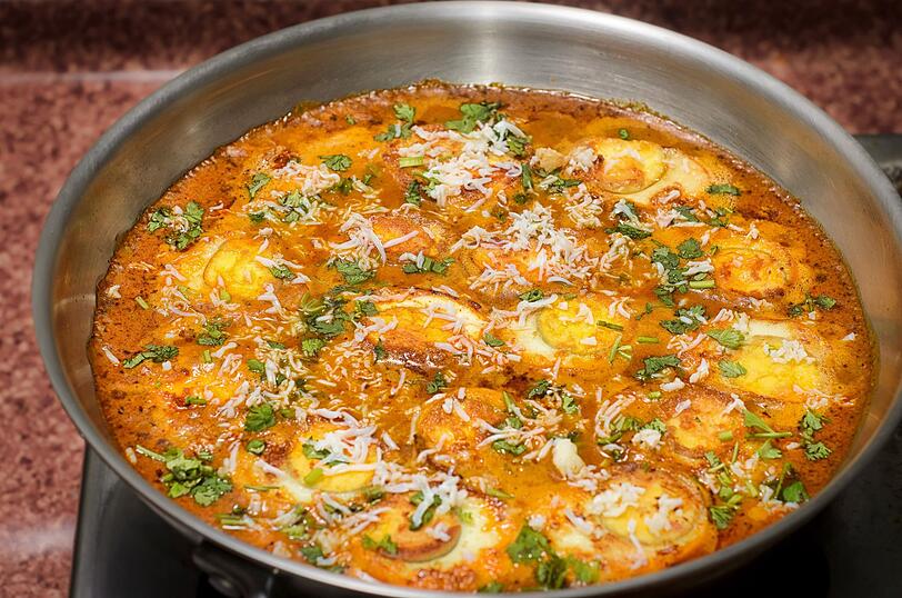Für dieses Rezept werden zwei große Zwiebeln und Knoblauch mit einer Currypaste nach Wahl angebraten und eine Dose Tomaten sowie Kokosmilch hinzugefügt. In einem separaten Kochtopf werden Eier wachsweich gekocht und etwa fünf Minuten vor Ende der Garzeit in das Curry gerührt. Natürlich werden die Eier davor geschält und halbiert. Dazu passt Brot oder Reis. Für dieses Rezept werden zwei große Zwiebeln und Knoblauch mit einer Currypaste nach Wahl angebraten und eine Dose Tomaten sowie Kokosmilch hinzugefügt. In einem separaten Kochtopf werden Eier wachsweich gekocht und etwa fünf Minuten vor Ende der Garzeit in das Curry gerührt. Natürlich werden die Eier davor geschält und halbiert. Dazu passt Brot oder Reis.