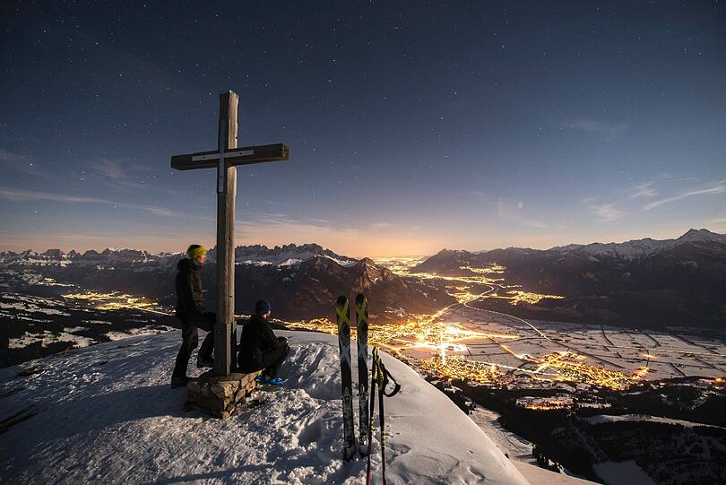 Da schlägt das Herz jeden Wanderers höher: Skifahrer schauen in der Schweiz ins Tal.
