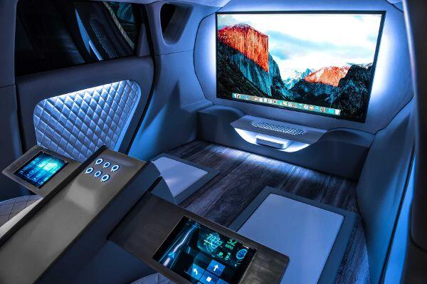 Im Kia Soul "First Class" kommen gestresste Manager auf ihre Kosten. Bedient wird das futuristische Gefährt über Touchscreens, die in die elektrisch einstellbaren Konsole zwischen den Sitzen integriert sind.